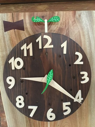 木製の振り子時計の写真